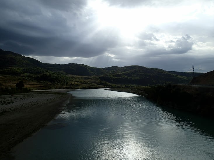 un pont ( y en a pas beaucoup) au dessus de la Vjosa