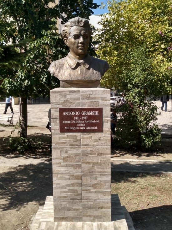 Encore un monument anti fashiste... étonnant,en pleine ville