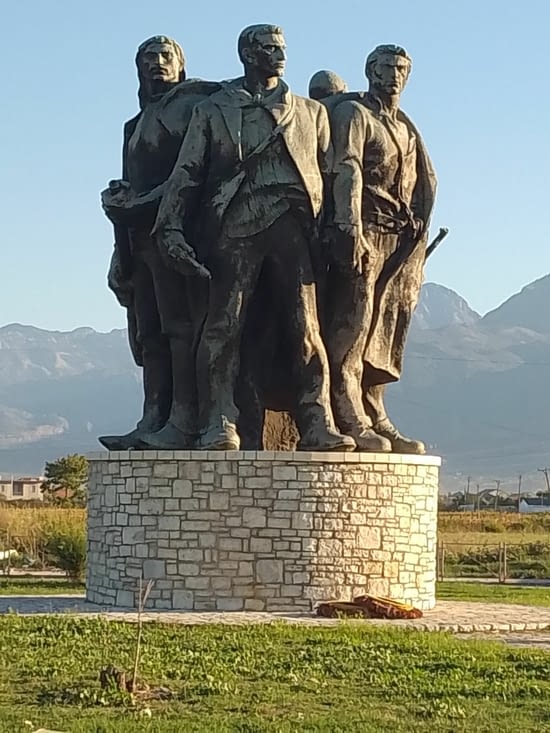 Monument croisé à Skroder
