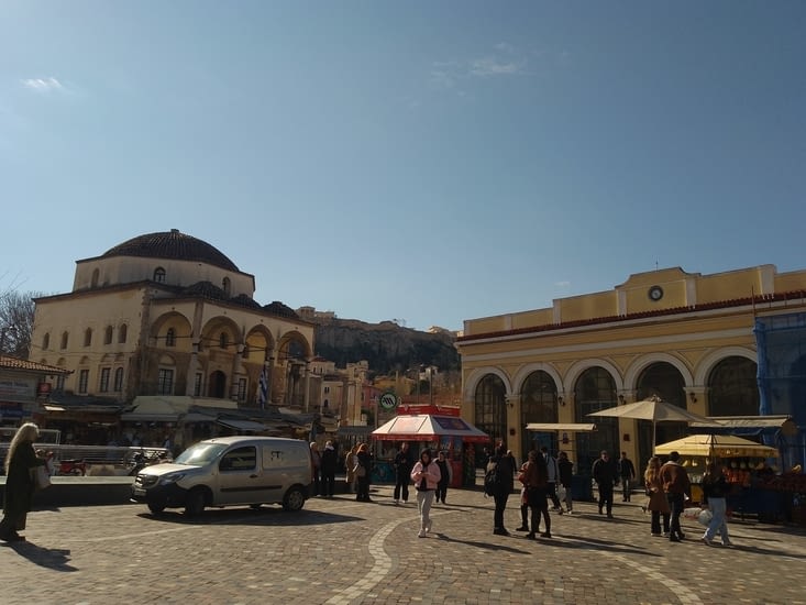 Zone touristique, et au ( très ) loin l Acropole...