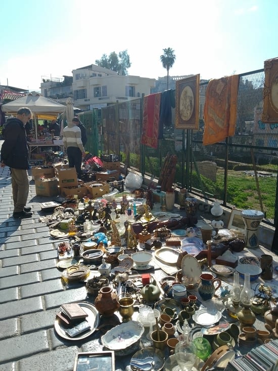 Vide grenier grec... pas différent des notres...