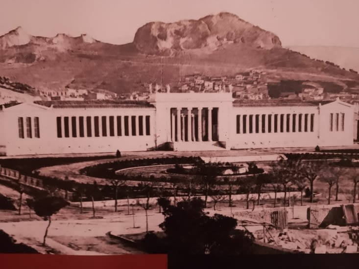 Le musée en 1910 . intéressant pour l arrière plan, à comparer avec l Athènes actuelle...