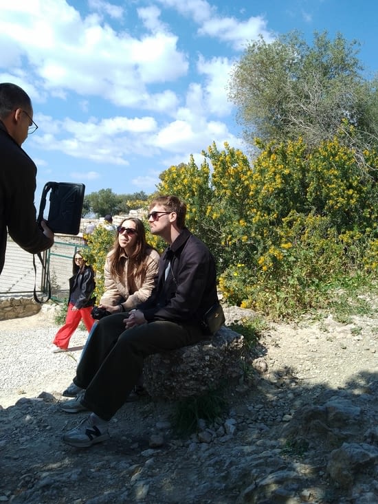 Emma et Hugo très attentifs aux propos de Nectarios