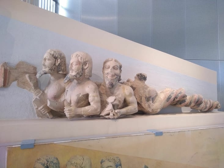 Fronton de temple exposé au musée