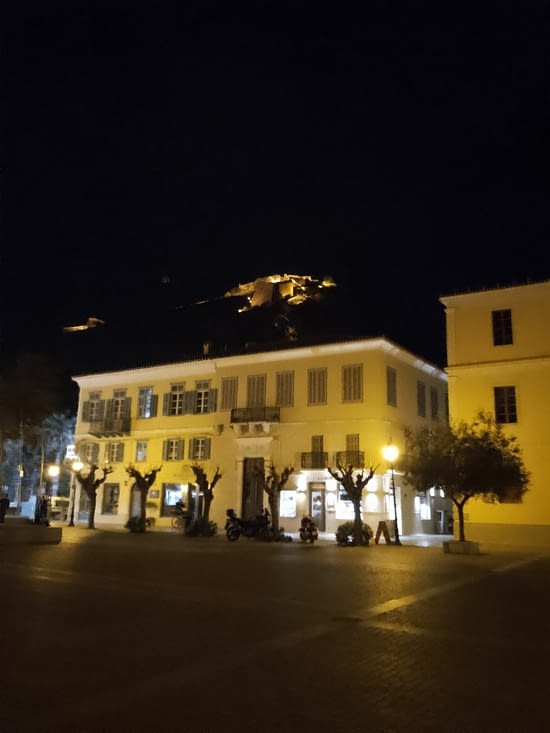 Nauplie by night avec la forteresse tout la haut...