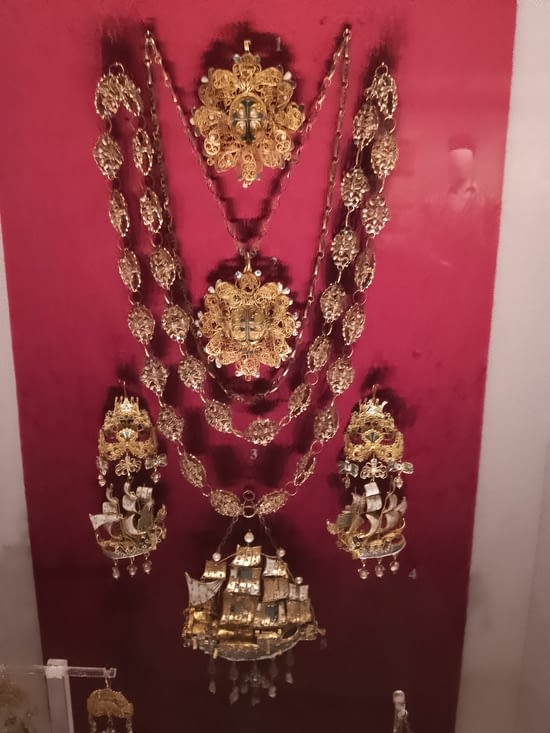 Bijoux , en forme notamment de caravelle