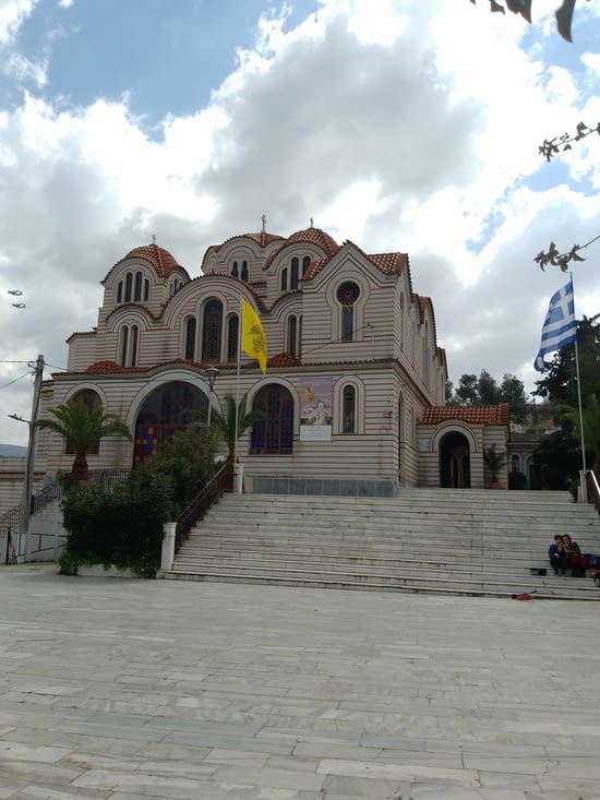 Eglise orthodoxe et son drapeau à l aigle à deux tetes