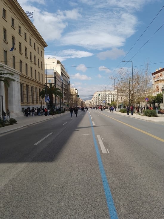 Enfin une avenue d Athènes sans circulation....