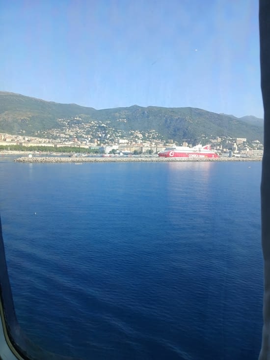 On s eloigne deja du port...