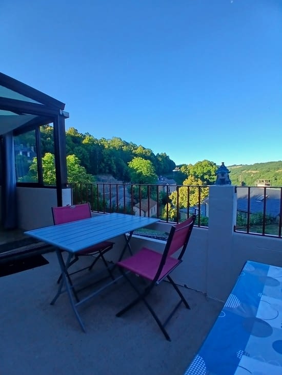 Vue ( un peu sombre) de la terrasse