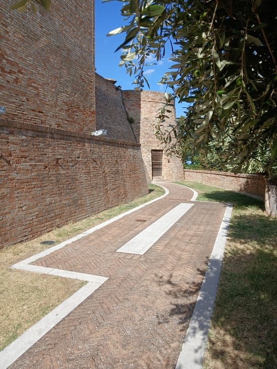 Fortification...beaucoup de briques rouges vers Ancone