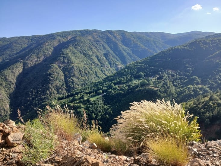 Vue 5, avec notre route à flanc de montagne