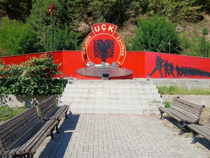 Un des tres nombreux monuments sur l uck, armée de liberation du kosovo...