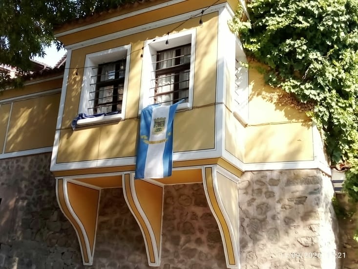 Dans la vieille bille, avec drapeau de la ville