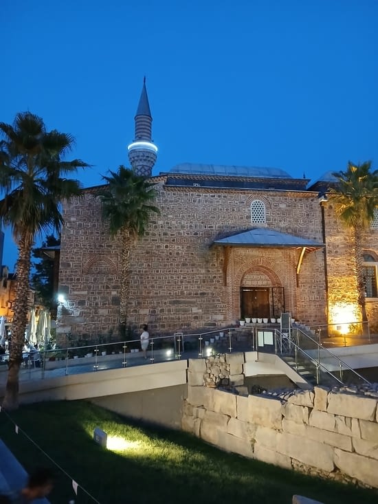 Mosquée, au pied de la vieille ville le soir