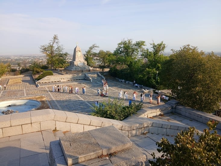 Danseurs sous la statue