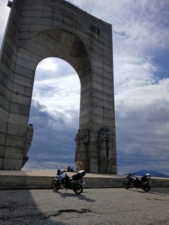 Arche et motos