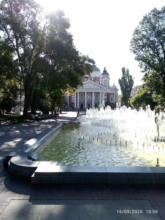 Jet d eau..beaucoup de verdure à Sofia