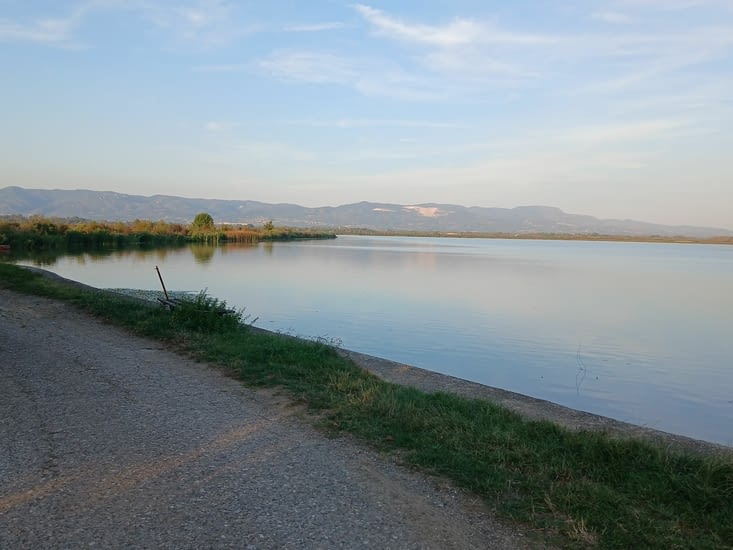Le lac...les montagnes ne sont jamais loin...