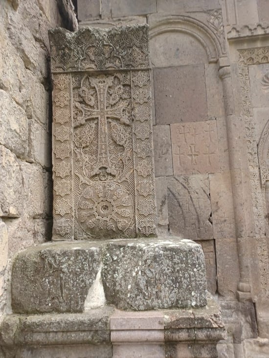 Khatchkar devant l'église de Saint-Grégoire-l'Illuminateur