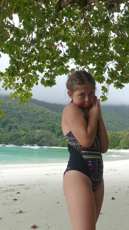 Jade essaie d'amadouer maman pour qu'elles aillent dans l'eau ensemble 😜