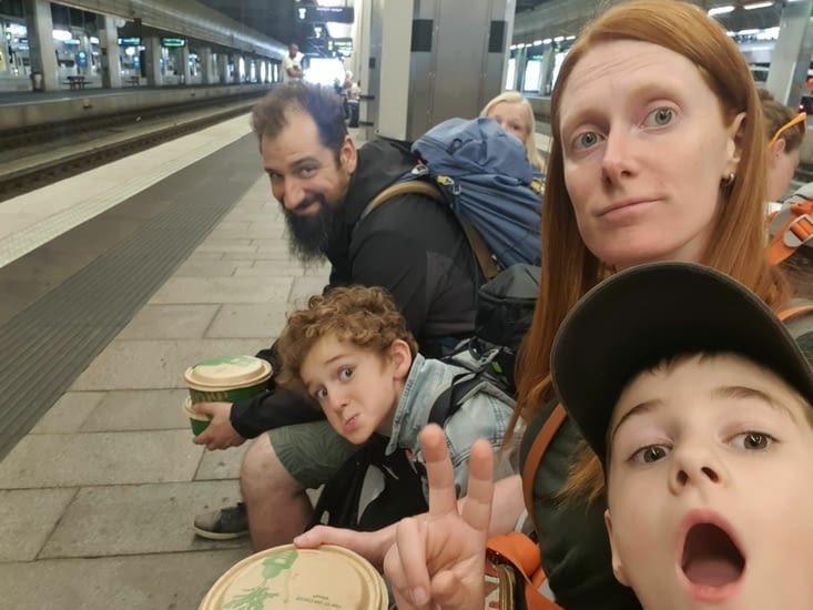 Ça alors, le train a 30 minutes de retard.