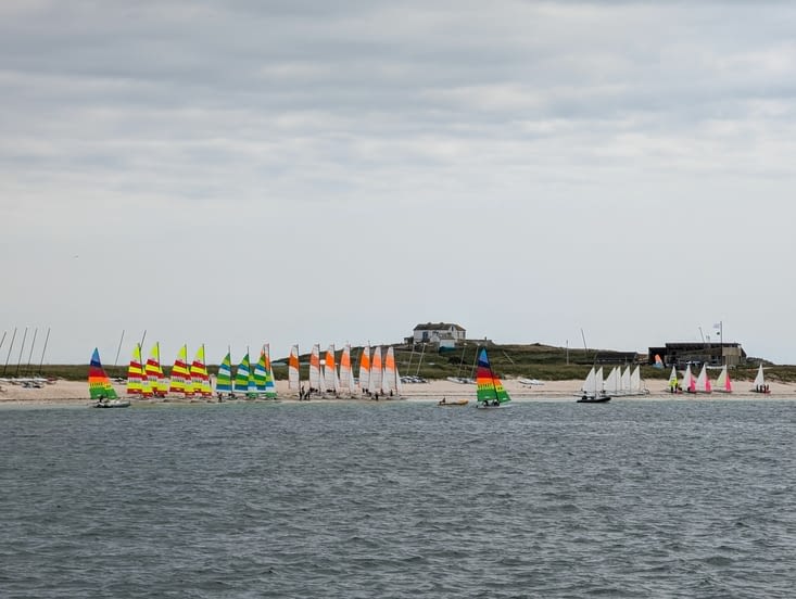 L'île de Penfret. La base principale de l'école des Glénans. Y en a du cata...