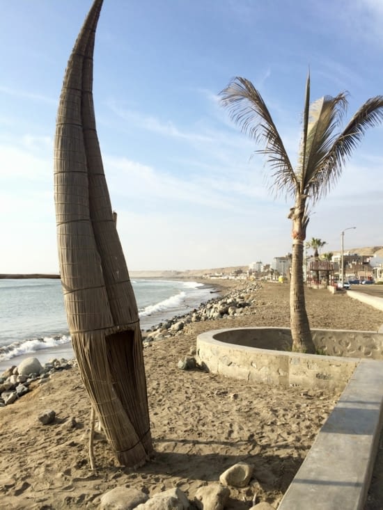 Embarcation locale faite de roseaux