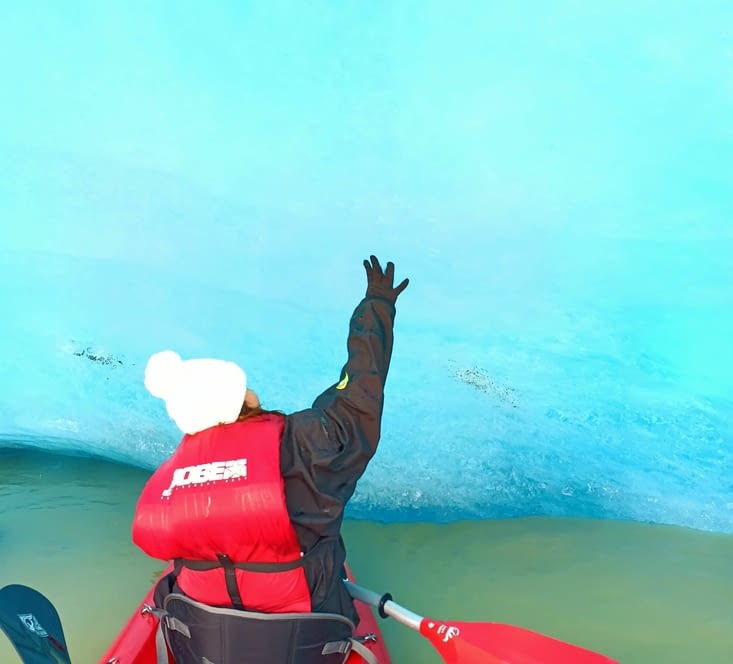 Dans la grotte de l'iceberg