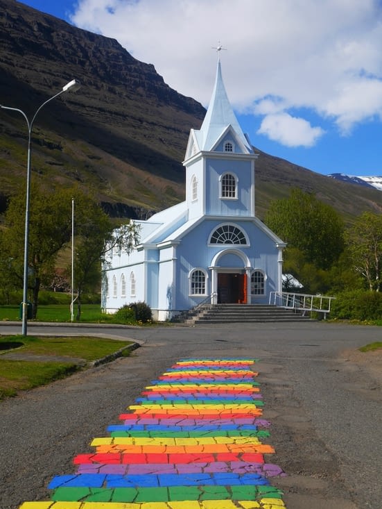 La petite église carte postale de Seydisfjordur