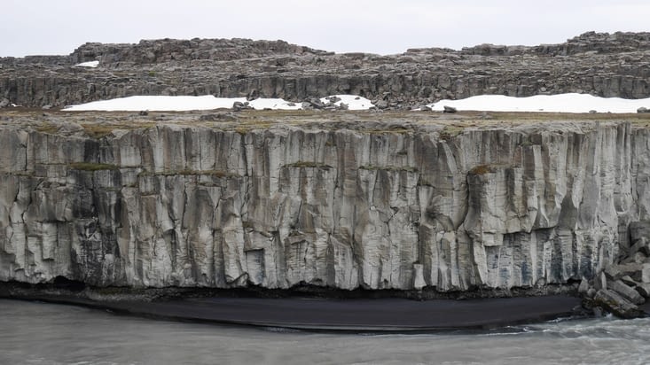 Des roches basaltiques et un très beau sable noir