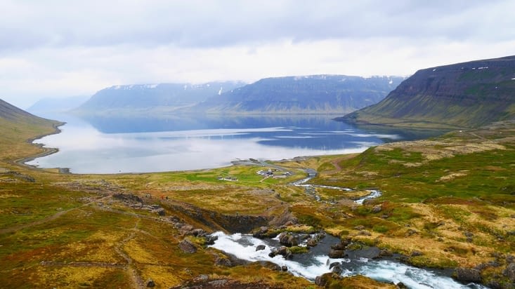 La vue du fjord de la cascade