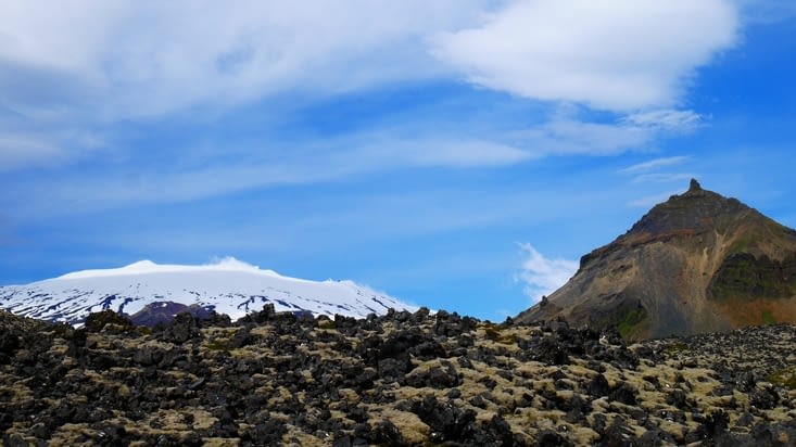 Un champ de lave, avec vue sur le majestueux Snaefellsjokull au fond