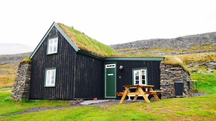Une maison perdue dans les fjords
