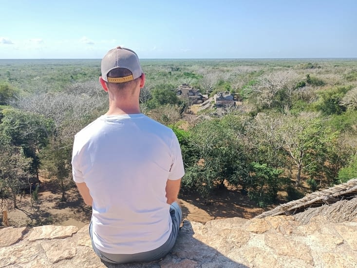 Au sommet d'Ek Balam avec la vue sur la nature et les autres vestiges en contrebas