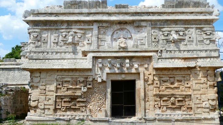 Le plus vieux monument de Chichen Itza, avec ses glyphes encore mystérieux