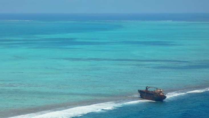 Un énorme bâteau échoué sur le récif