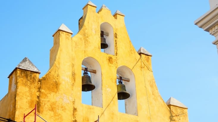 Le clocher d'une église à Campeche