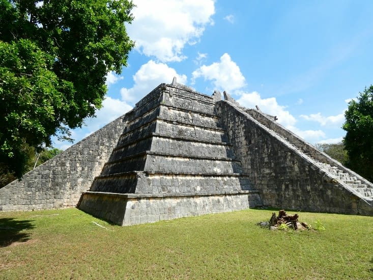 Une petite pyramide sur le site de Chichen Itza