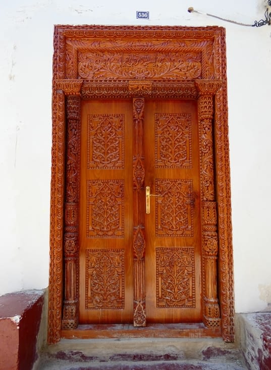 Une des nombreuses portes sculptées