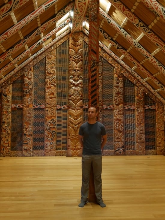 Un intérieur de maison Maorie typique