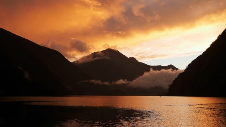 Un coucher de soleil au milieu du fjord