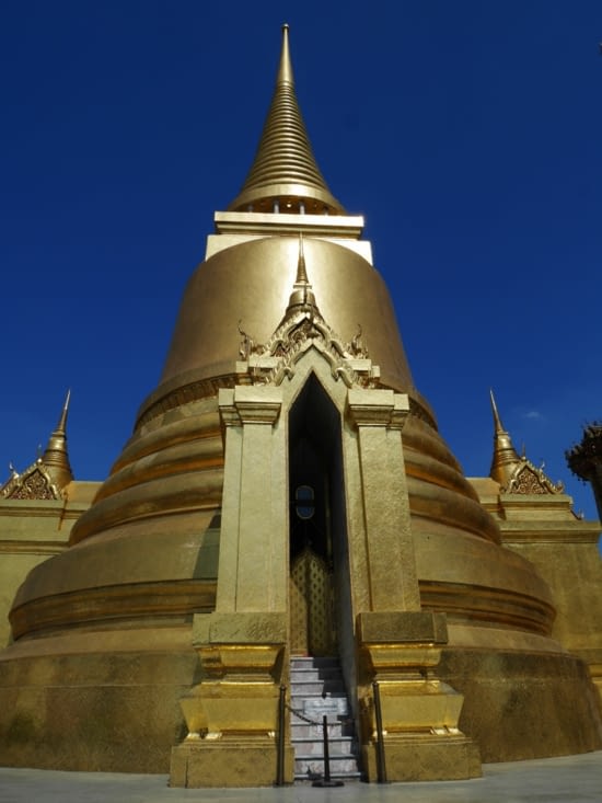Un stupa entièrement recouvert d'or