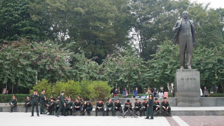 L'armée en plein repos devant une statue bien connue