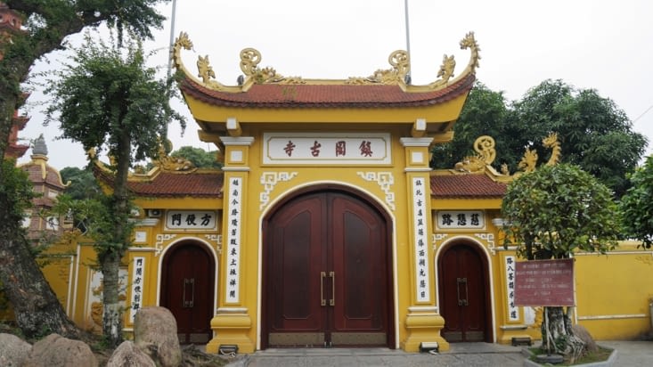Le portail imposant d'une pagode