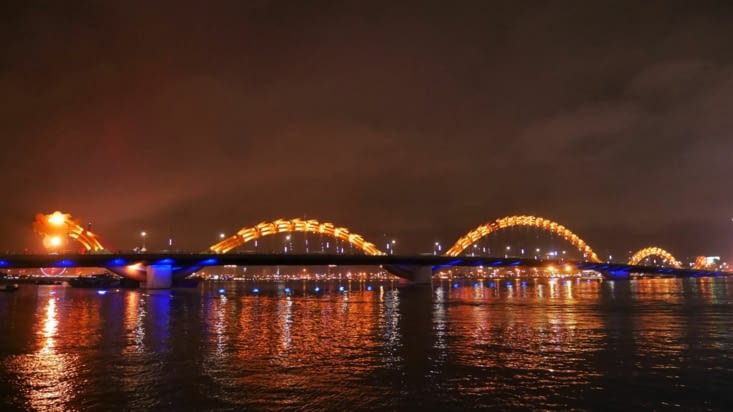 Le "pont dragon" de Da Nang, qui change de couleur chaque minute