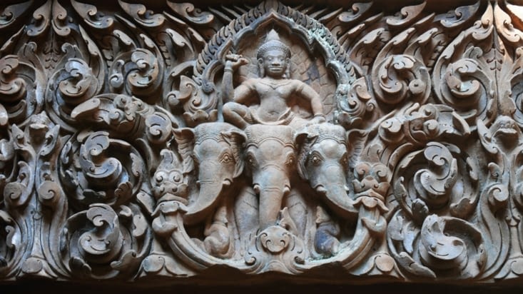 Un bas relief représentant Indra qui chevauche un éléphant à 3 têtes