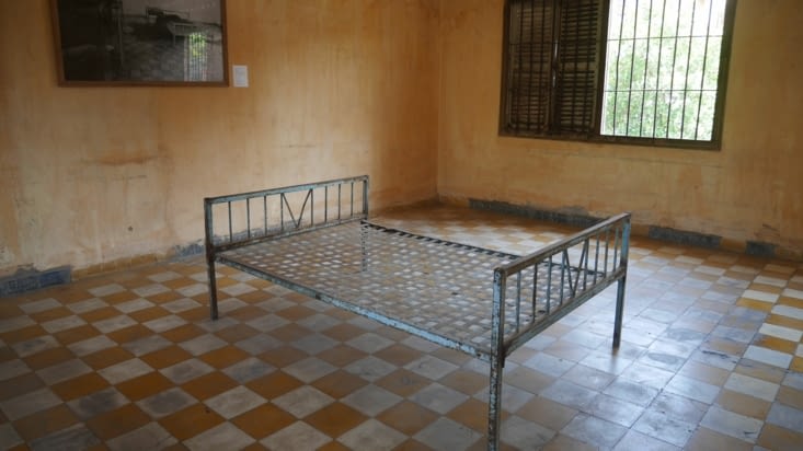 Une pièce de torture, avec des photos (à gauche) des prisonniers torturés. Très dur.