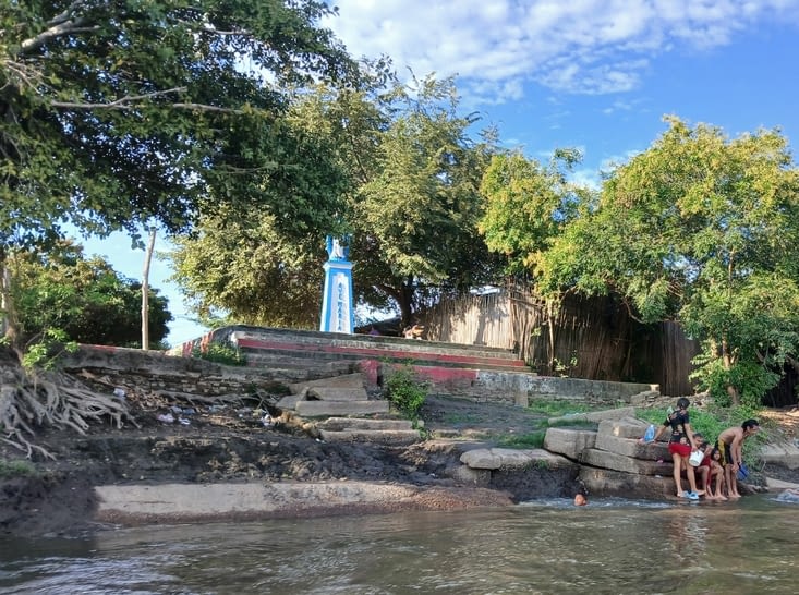 Mais aussi des populations indigènes qui vivent sur les berges du fleuve