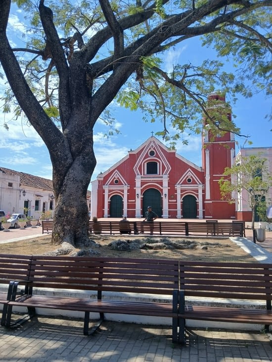 Très jolie église sur la place du village